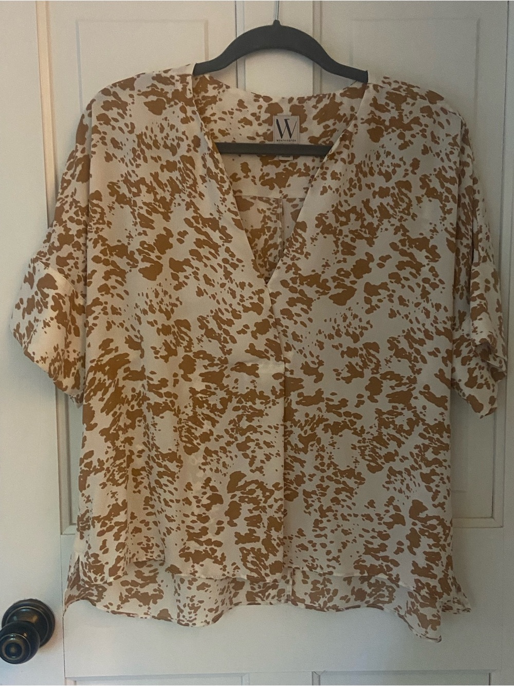Short sleeved brown and white blouse